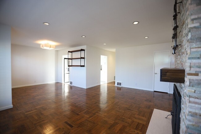 Photo - 140 Avalon Dr Unit -Upper