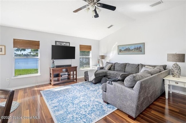 Photo - 935 Southlakes Way SW