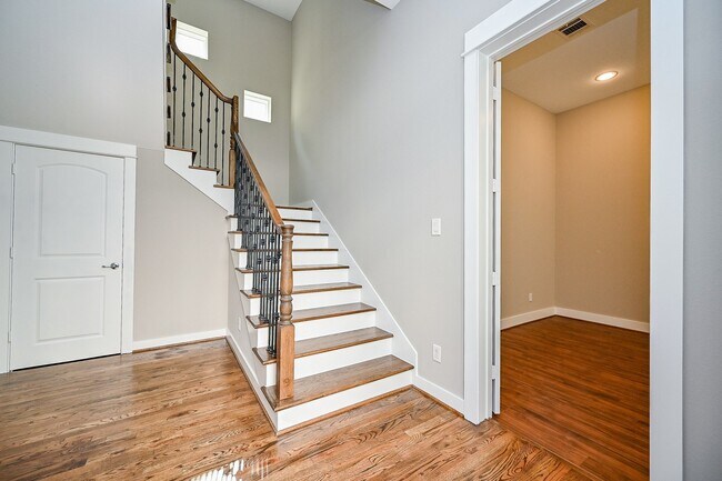 Photo - 955 W 24th St