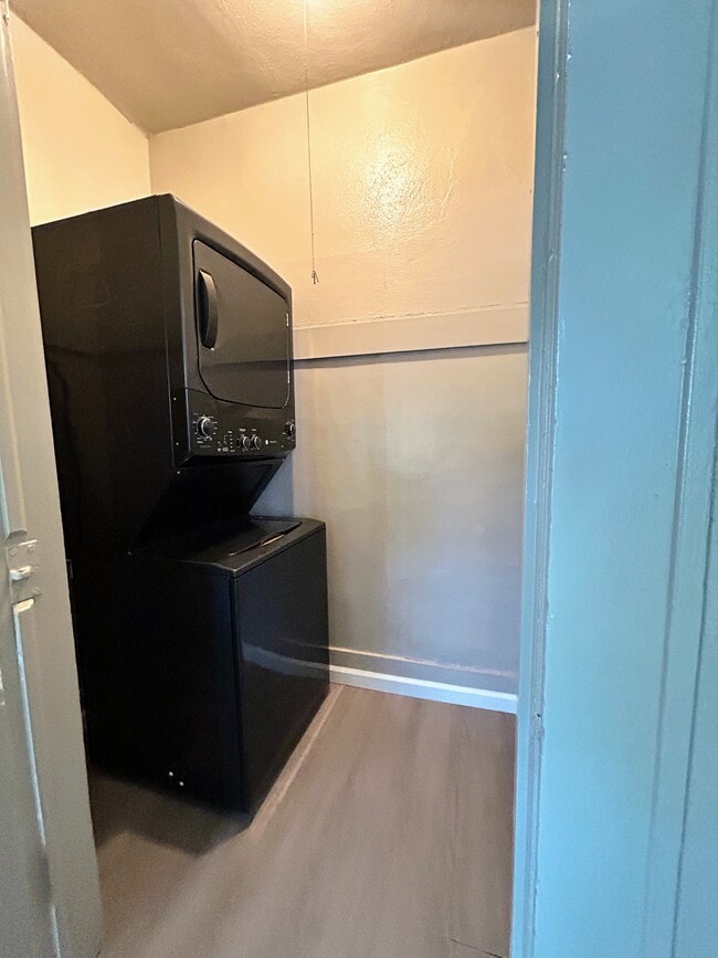 Photo - 573-583 Minaret Ave