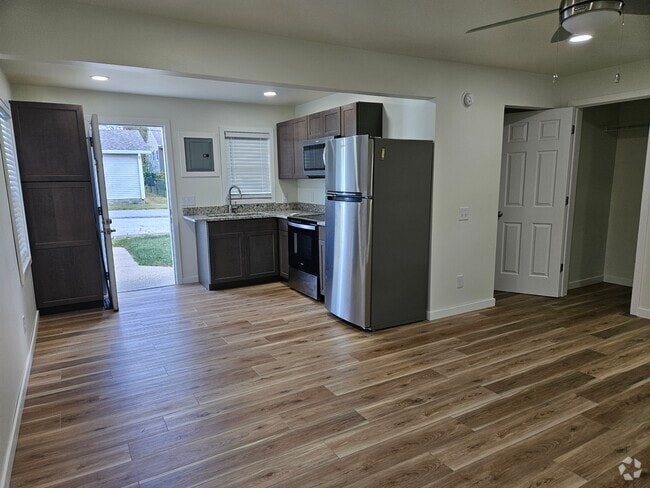 Building Photo - 5044 Pulliam St Unit 5044a Rental