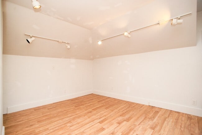 Photo - 305 S Broadway St