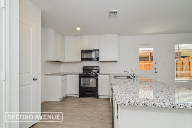 1946 Aves Gln Ln