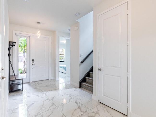 Photo - 7191 Montereal Path