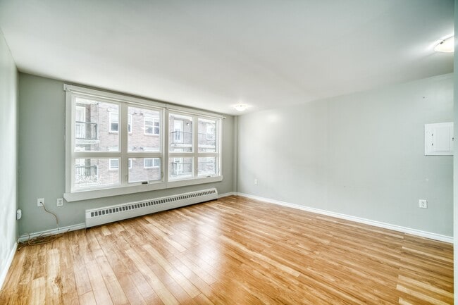 Building Photo - 5222-5222 Green St Unit 16