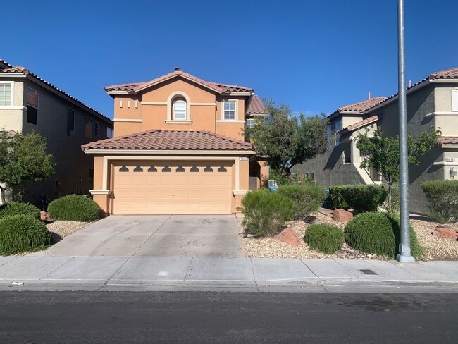 Upgraded 3 bedroom home with loft and den.... - Upgraded 3 bedroom home with loft and den....