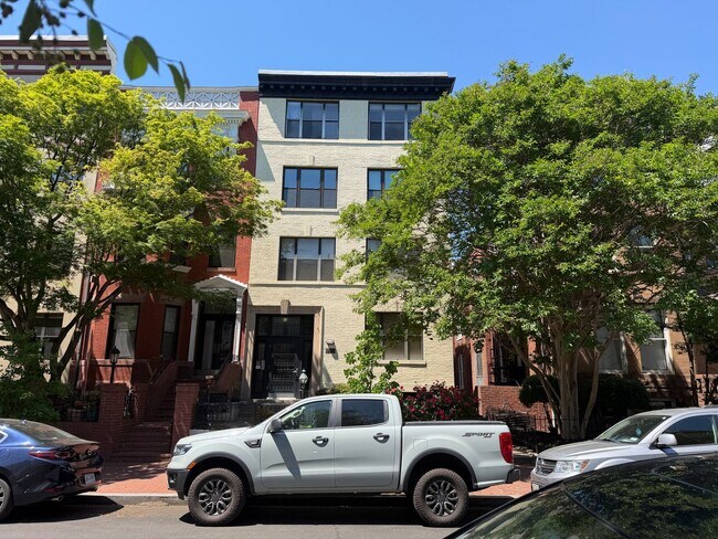 Building Photo - Dupont Circle Charmer 2 Bedroom Top Floor Condo with Fireplace Unit 502