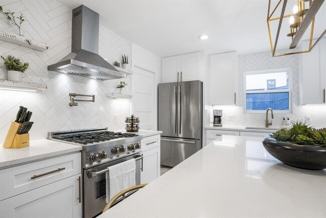 Photo - 2001 Wychwood Dr