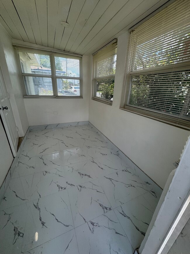 Entrada, vestíbulo - 228 NW 13th Ct