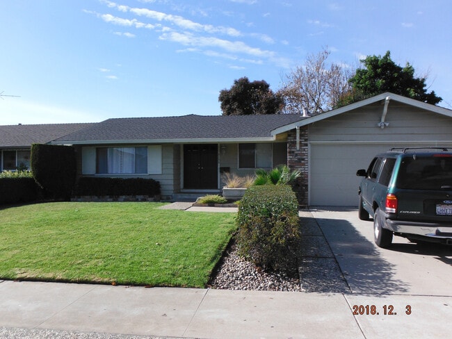 Building Photo - Spacious 3 Bedroom House Available Now