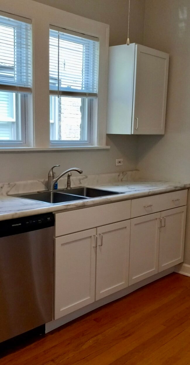 Kitchen counter/sink/cabinets - 6734 N Oxford Ave Unit Oxford 2