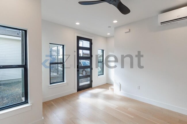 Photo - 2916 E 13th St