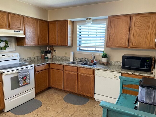 Photo - AVAILABLE FOR AUGUST PRE-LEASE Charming 3 ...