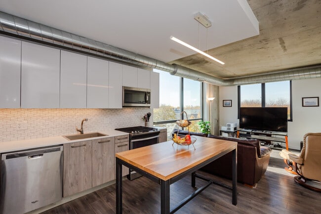 Photo - 1714 W Roscoe St