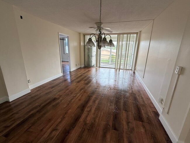 Building Photo - 109 Royal Pk Dr Unit 2c