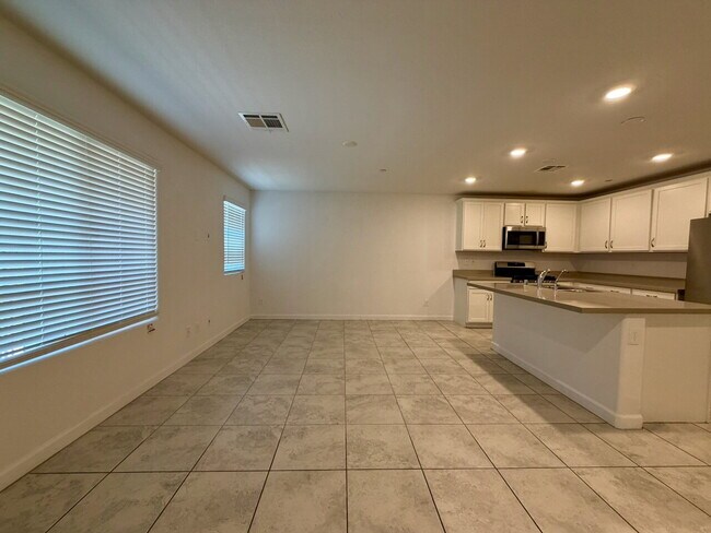 3 BED 2.5 BATH 2 CAR GARAGE TOWNHOME IN HENDERSON CADENCE COMMUNITY FOR RENT!!
