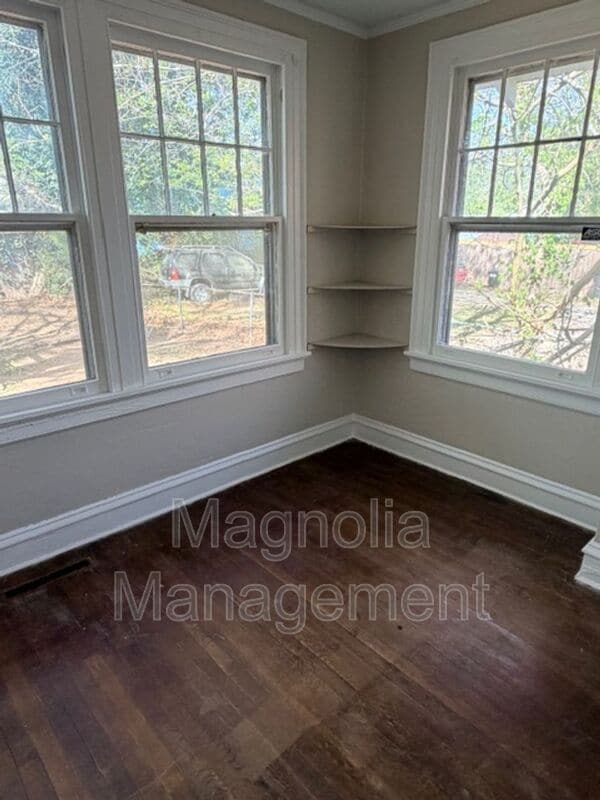 Photo - 503 Young St