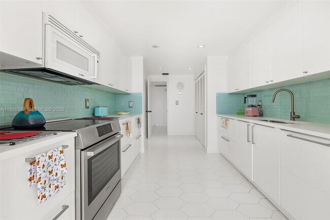 Photo - 1 Grove Isle Dr Unidad A1102