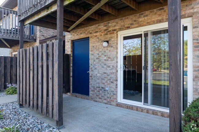 2BR, 1BA - 911SF - Patio