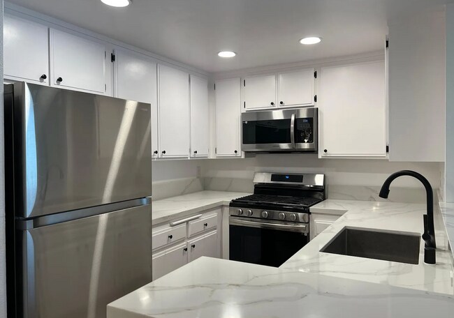 Photo - Lovely 2 Bed/2 Bath with Hardwood Floors, Central Air Conditioning, Stainless Steel Appliances, L...