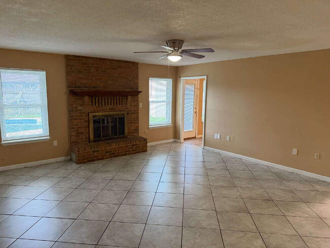 Photo - "Charming 3-Bed Oasis with Pool on Boulevard De L'Orleans – Your Mary Esther Retreat Awaits!"