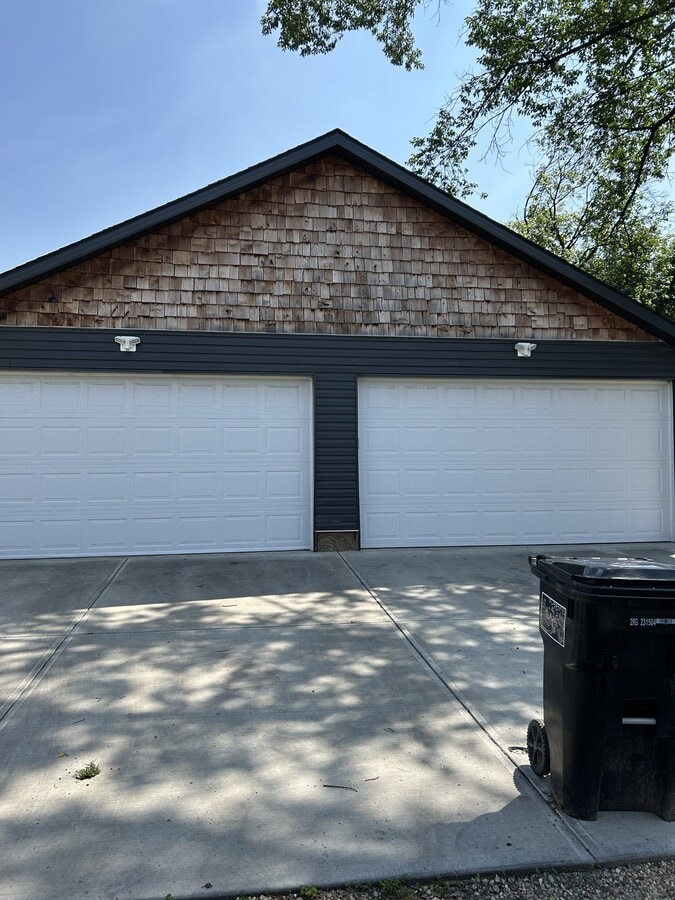 Photo - 11350-11353 53 St NW Unit 11350 - Garage
