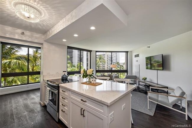 Building Photo - 1 bedroom, den with murphy bed, 1 cov parking, tropical grounds with pool, tennis courts +++++++