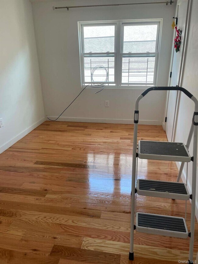Photo - 108-16 Pinegrove St