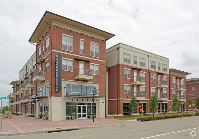 Building Photo - Century Cedar Hill
