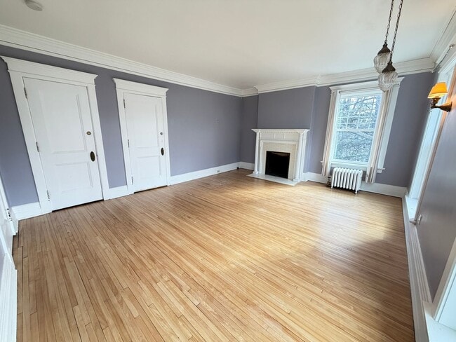 Building Photo - Beautiful 4 Bedroom/2 Bathroom Second Floor Apartment in East Duluth Mansion with Utilities Inclu... Unit 2307 E Superior St - 2