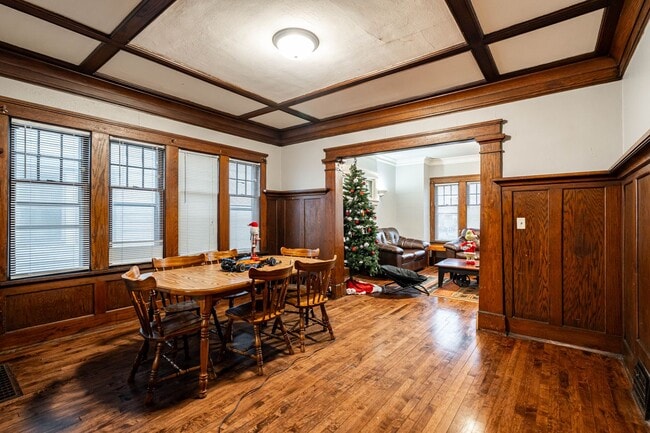 Photo - Oakland Lower 1/2 block to UWM