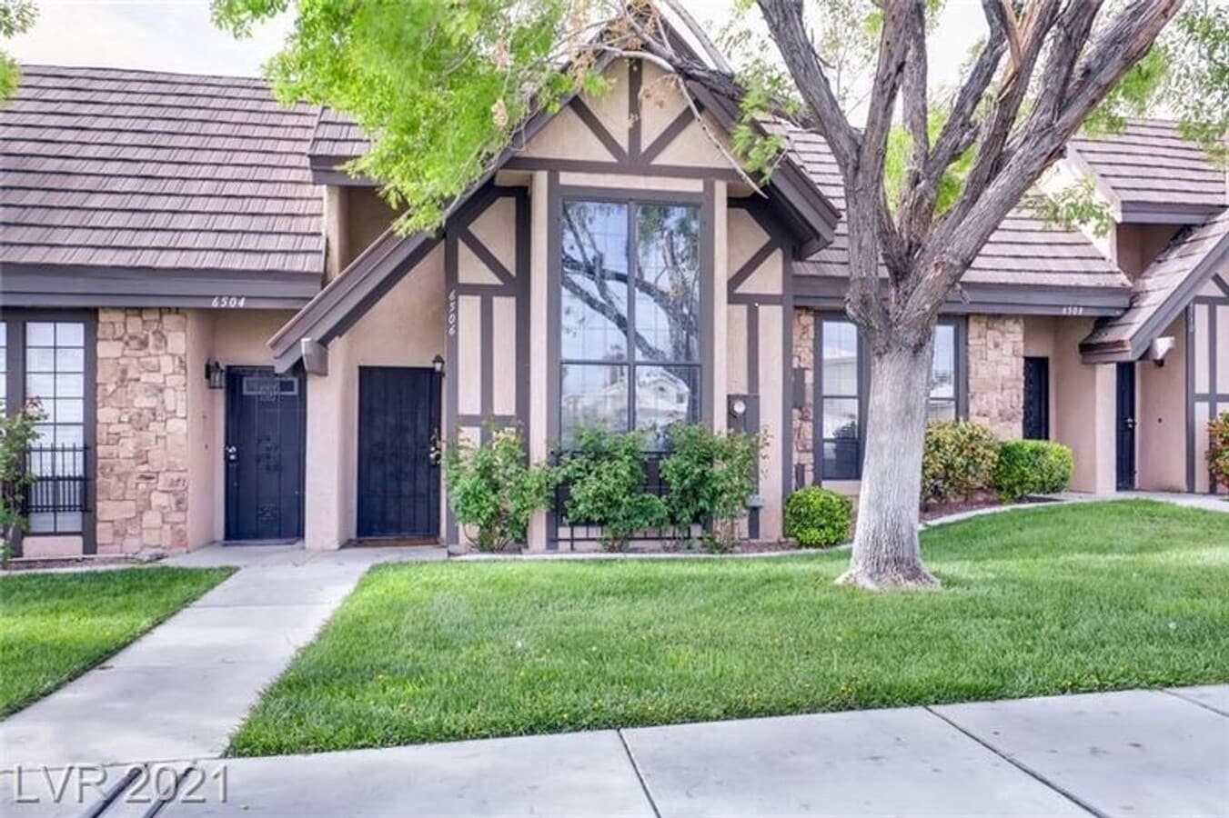 Tudor style 2 bedroom Townhome - Tudor style 2 bedroom Townhome