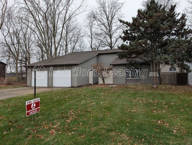 Building Photo - Spacious Townhome with Vaulted Ceilings, Fireplace & Garage