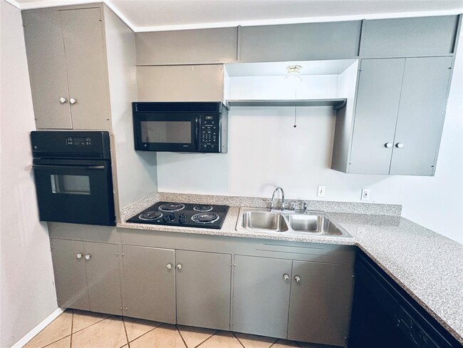 Photo - 601 W 11th St Unit 127