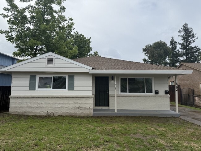 Building Photo - 636 Las Palmas Ave