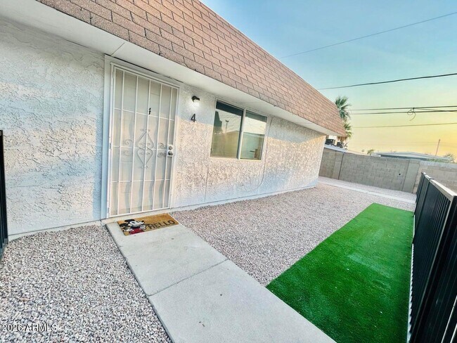 Building Photo - 240 S Doran Unit Apt 4