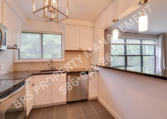 Photo - JUST REDUCED!!  – Walk to Downtown Royal Oak! Unidad 202