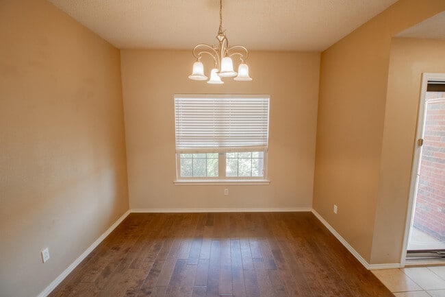 Photo - 1010 Oakridge Ave
