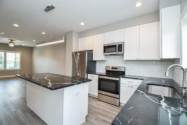 Building Photo - 5262 Ella Blvd Unit 108