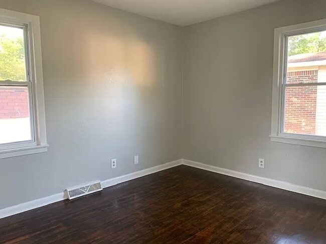 Photo - Cute & Cozy 3BR / 1.5BA • Hardwood Floors • Big Fenced Yard • Lawncare Included!