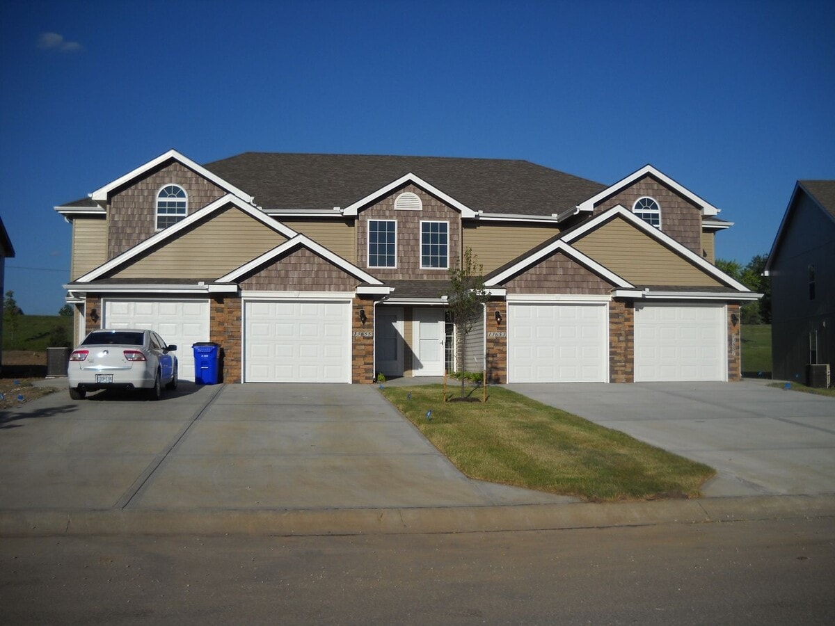 3 bedroom, 2.5 bath Townhome with 1 car garage in the Foxcreek area. - 3 bedroom, 2.5 bath Townhome with 1 car garage in the Foxcreek area.