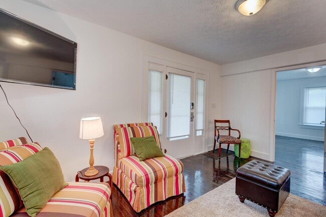 Photo - 701 W Hanna Ave