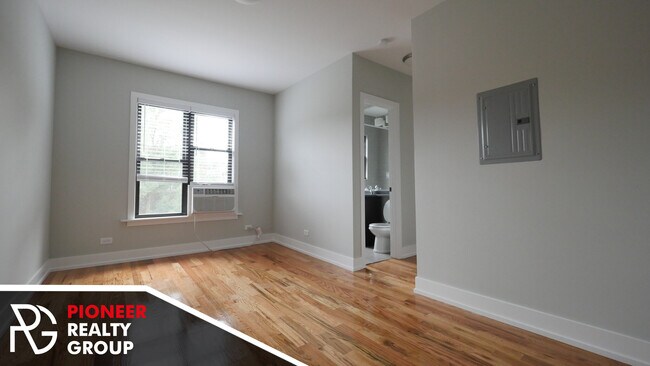 Building Photo - 910 W George St Unit 3