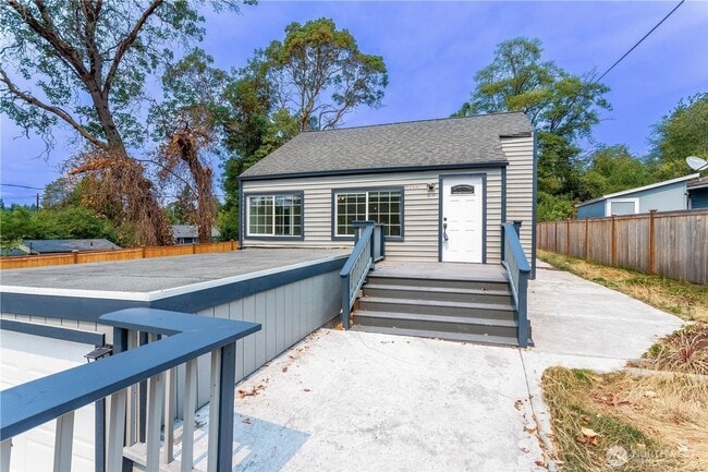 Photo - Beautifully Renovated 4-Bedroom Home in De...