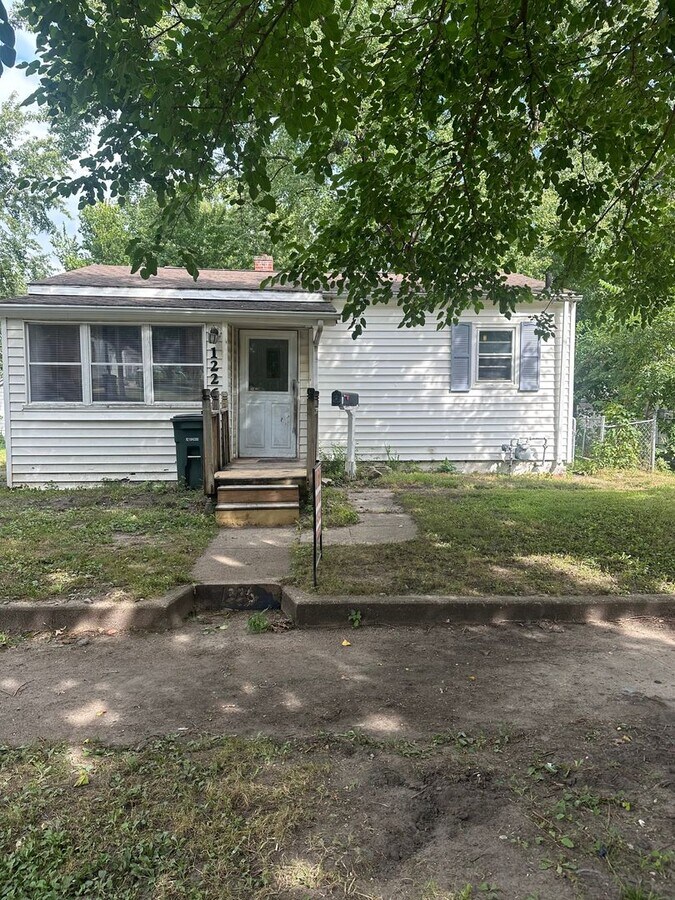 2 bedroom 1 bath home with central air - 2 bedroom 1 bath home with central air