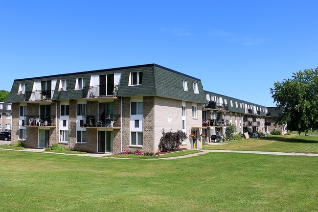 Building Photo - Bruce Manor