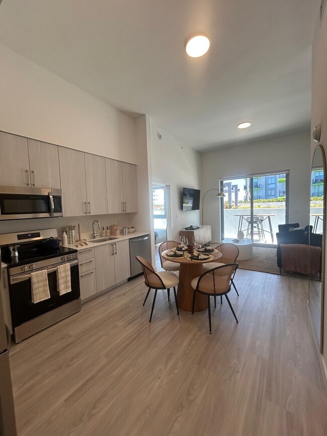 Building Photo - 1490 NW 34th St Unit C1 Rental