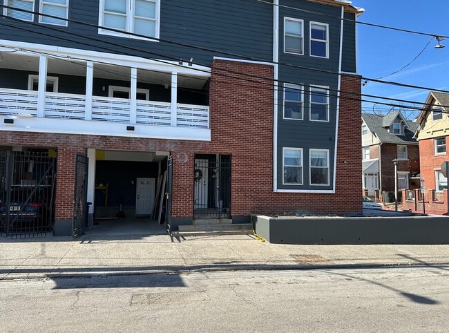 Building Photo - 256 N 32nd St Unit #1