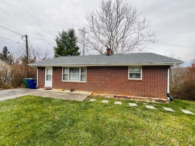 Building Photo - 610 Ellett Rd