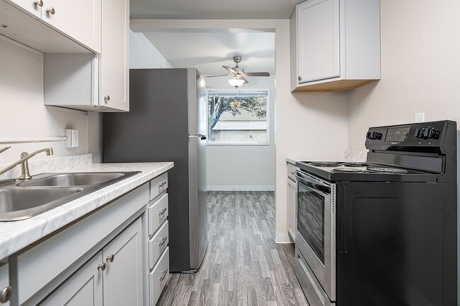 Photo - Hawthorne Court Apartments